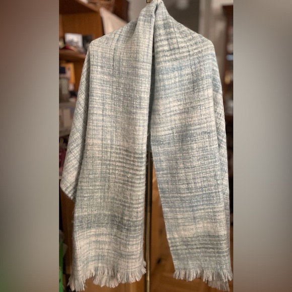 Fluffiest, warmest Anthropologie scarf - Picture 8 of 13